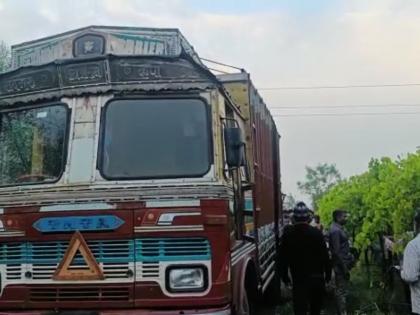 Hamala along with the driver died due to electrocution in the cargo truck | मालट्रकमध्ये विद्युत करंट उतरला, गाडीचे टायर फुटले; चालकासह हमालाचा मृत्यू