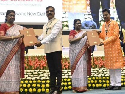 5 Gram Panchayats of Maharashtra honored in Delhi, honored by the President | महाराष्ट्राच्या ४ जिल्ह्यातील ५ ग्रामपंचयतींचा दिल्लीत सन्मान, राष्ट्रपतींच्याहस्ते गौरव