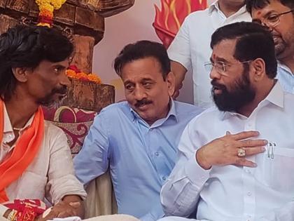 My father also left for the Maratha kranti march; The Chief Minister Eknath Shinde told that story from the village | "माझे वडिलही मराठा मोर्चाला निघाले"; मुख्यमंत्र्यांनी गावाकडचा किस्सा सांगताच टाळ्या