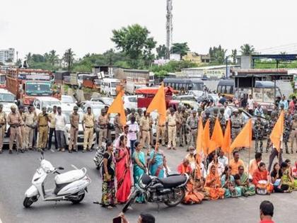 Political leaders face village ban for Maratha reservation; Sparks started falling in the district | मराठा आरक्षणासाठी राजकीय नेत्यांना गावबंदीचे लोण; जिल्ह्यात पडू लागल्या ठिणग्या