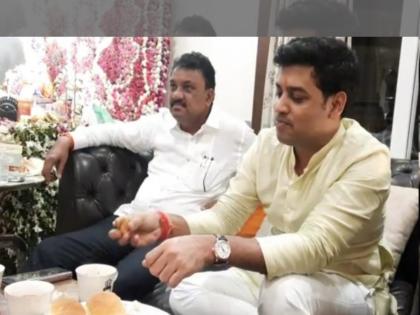 Chief Minister's son Shrikant Shinde had tea and pav, morning fire worship after Ganesh darshan | मुख्यमंत्र्यांच्या सुपुत्राने खाल्ला चहा-पाव, गणेश दर्शनानंतर पहाटेची पेटपूजा