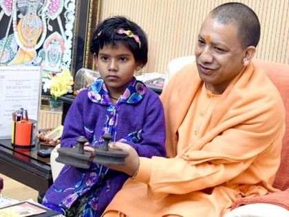 Fee waiver for one of 2 sisters studying in private school, instructions of CM Yogi adityanath | खासगी शाळेत शिकणाऱ्या 2 बहिणींपैकी एका मुलीची फी माफ, योगींचे निर्देश