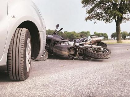 Two-wheeler killed in collision with unidentified vehicle in pune dhayri | पुण्यात अज्ञात वाहनाच्या धडकेत दुचाकीस्वाराचा मृत्यू, हेल्मेटचाही चेंदामेंदा