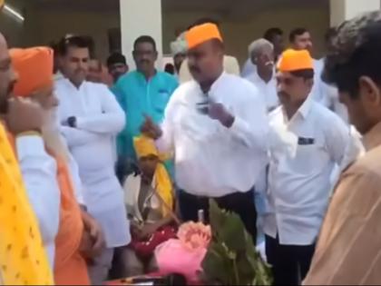 'Yes, show clips from Parliament'; The Maratha brothers surrounded the MP of solapur jai sidheshwar from the reservation of maratha | 'होय, संसदेतील क्लीप दाखवा"; आरक्षणावरुन मराठा बांधवांनी खासदार महोदयास घेरलं