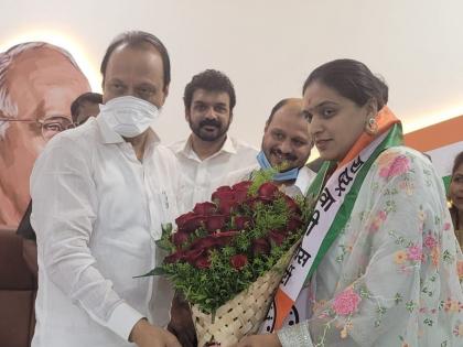 'People's work is important', Rupali Thombre from Pune in Ajit Pawar's group | 'लोकांची कामे होणं महत्त्वाचं', पुण्यातील रुपाली ठोंबरे अजित पवारांच्या बैठकीला