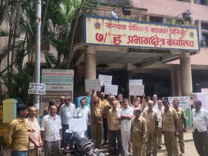 Potholes were like this despite being reprimanded by the court: Rickshaw drivers protested in Dombivli | न्यायालयाने फटकारूनही खड्डे जैसे थे; डोंबिवलीत रिक्षा चालकांचे आंदोलन