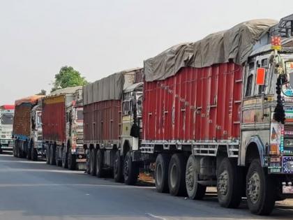 Truckers blocked the way of ST; One and a half million passengers affected | ट्रकवाल्यांनी रोखला एसटीचा मार्ग; दीड लाख प्रवाशांना फटका