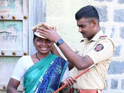 It was a difficult thing ... sachinkumar become psi and meet his mother in village of solapur | कष्टाचं चीज झालं... शेतकरी माय-बापाचा लेक 'साहेब' बनून घरी येतो तेव्हा...