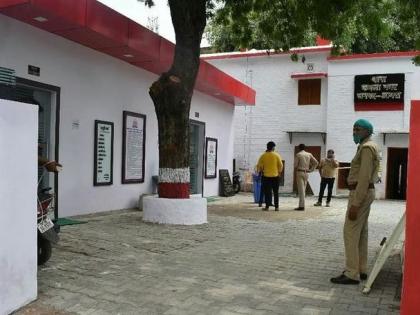 58-year-old mother-in-law gives birth to a baby; Widow's daughter-in-law runs to Family court in agra | ५८ वर्षीय सासूने दिला बाळाला जन्म; विधवा सुनेनं घेतली कुटुंब न्यायालयात धाव