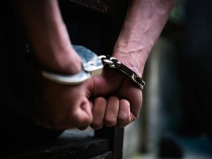 Three arrested for arguing with patrolling policemen in dhule | गस्त घालणाऱ्या पोलिसांशी हुज्जत, गुन्हा दाखल करुन तिघांना अटक