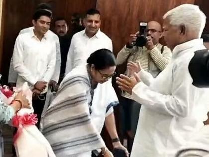 Mamata Banerjee touched the feet of Lalu Prasad Yadav, said strength | ममता बॅनर्जी बिहार दौऱ्यावर; लालू प्रसाद यादवांचे चरण स्पर्श करत घेतला आशीर्वाद