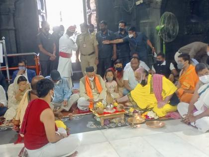 Shambhu bows before Mahadev, Abhishek to Shri Trimbakeshwar by the Governor | राज्यपाल शंभू महादेवाचरणी, कोश्यारींकडून श्री त्र्यंबकेश्वराला अभिषेक