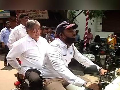 Chandrakant Patil: Minister Chandrakant Patal's journey without a helmet in the traffic police two wheelar in pune front of ganeshotsav | Chandrakant Patil: मंत्री चंद्रकांत पाटलांचा ट्रॅफिक पोलिसाच्याच गाडीवरुन विनाहल्मेट प्रवास