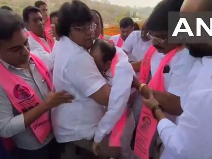 Leaders ran for former Home Minister Mehmood ali; The Republic Day program itself is suddenly unconscious of mehmood ali in hyderabad | माजी गृहमंत्री अचानक बेशुद्ध; प्रजासत्ताक दिनाच्या कार्यक्रमात धावले नेतेमंडळी