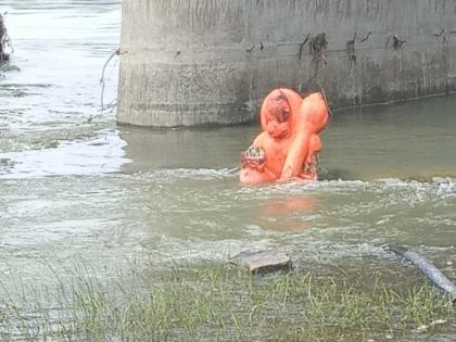 The idol of Hanuman was washed away in the flood water in hinganghat, surprised to see it standing even in the stream | जय हनुमान... पुराच्या पाण्यात वाहून आली मूर्ती, प्रवाहातही उभीच दिसल्याने आश्चर्य