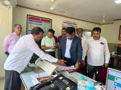 The new district collector is friendly with the employees | नवीन जिल्हाधिकाऱ्यांचे कर्मचाऱ्यांशी हितगुज; कार्यालयात पाहणी