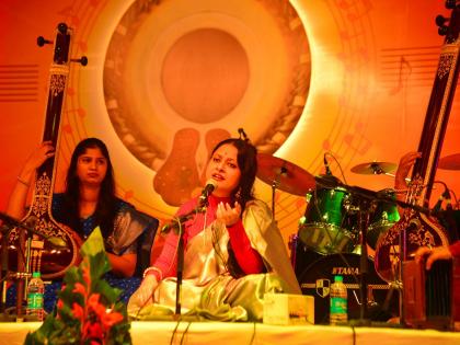 Abhang, mesmerized by the raga fusion band's vocals | बालगंधर्व संगीत महोत्सव : अभंग, रागा फ्युजन बँडच्या स्वरांनी रसिक मंत्रमुग्ध