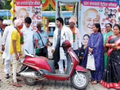 As many as 289 Sushilkumars filled free petrol, sushilkumar shinde | तब्बल २८९ सुशीलकुमारांनी भरले मोफत पेट्रोल, ४ सुशीलकुमार शिंदे