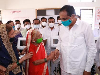 Jayant Patel honors 108-year-old Zarina grandma with a sari in sangli | मंत्री जयंत पाटलांकडून लसीचे 2 डोस घेणाऱ्या 108 वर्षीय आजीचा साडी चोळीनं सन्मान