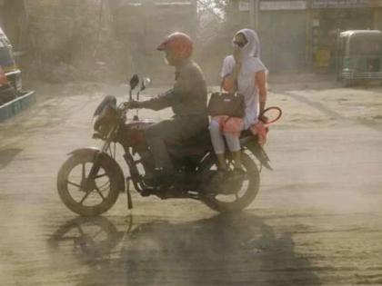 Anything for the JEE exam ... Dad took Leki on a bike and traveled 300 km in ranchi exam | JEE परीक्षेसाठी कायपण... लेकीला दुचाकीवर बसवून बापाने केला 300 किमीचा प्रवास