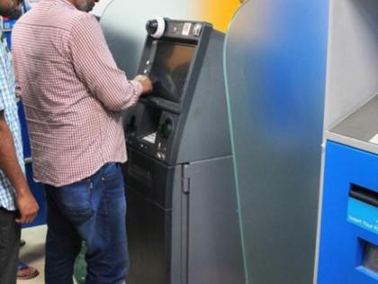 Only the bank cashier is accused of the ATM scam; Ran to the police | बँकेतील कॅशियरलाच भामट्याचा गंडा; एटीएम लंपास केल्याने पोलिसात धाव