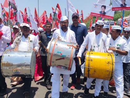 Ryat Kranti Sangathan's 'Vari Ketharchi' in Satara; Sadabhau played the drum | रयत क्रांती संघटनेची 'वारी शेतकऱ्याची' साताऱ्यात; सदाभाऊंनी वाजवला ढोल