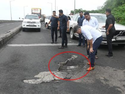 Jitendra Awhad: As soon as he left the ministry, Jitendra Awhad got angry on the road, seeing the sticks on the bypass road of mumbra | Jitendra Awhad: मंत्रीपद जाताच आव्हाड रस्त्यावर, बायपासवरील खड्डे अन् सळया पाहून संतापले