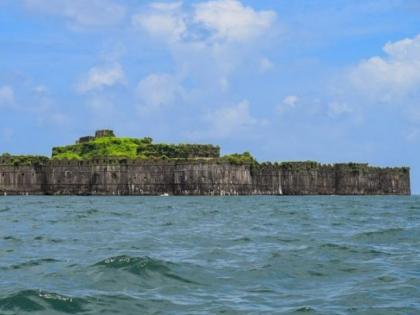 Janjira fort closed to tourists, more than 5 lakh tourists visit every year | जंजिरा किल्ला पर्यटकांना बंद, दरवर्षी ५ लाखांपेक्षा अधिक पर्यटक येतात