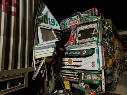 Heavy collision between truck and container, three injured in buldhana | ट्रक व कंटेनरची जोरदार धडक, तीन जखमी