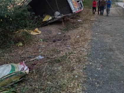 A 26-year-old youth died in a collision with an unknown vehicle in jalgaon | वाहनाच्या धडकेत तरुणाचा मृत्यू, दवाखान्यातील कागदपत्रांची पिशवी होती सोबत