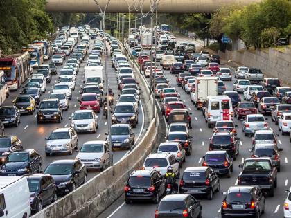 Even if you hold your breath due to pollution, you need cars under the sink! | वाचनीय लेख - श्वास कोंडला तरी बुडाखाली गाड्या हव्यातच!