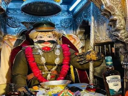 Corona virus : Kalbhairav Baba in Kashi and varanasi in khaki uniform, crowd of devotees in the temple area | Corona virus : काशीतील कालभैरव बाबांना 'खाकी वर्दी', मंदिर परिसरात भाविकांची गर्दी