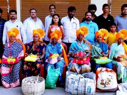 Sambhaji Brigade honors women who collect garbage in Solapur | कचरा वेचणाऱ्या महिलांना मान, सोलापुरात संभाजी ब्रिगेडने केला सन्मान