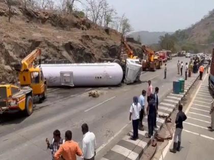 Accident : 3 killed in Mumbai-Pune Express tanker overturn | Accident : मुंबई-पुणे एक्सप्रेस वेवर टँकर पलटी, भीषण अपघातात 3 ठार