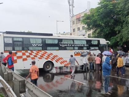 Passengers waiting for vehicles on the highway of pune-bengluru were blown up by a private bus accident | पुणे-बंगळुरू महामार्गावर वाहनांची वाट पाहणाऱ्या प्रवाशांना खासगी बसने उडविले