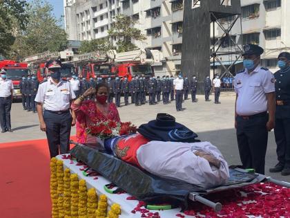 Firefighter Sadashiv Karve died in an accident during a mock drill, mayor kishori pednekar tribute him | मॉकड्रीलवेळी अपघातात जखमी झालेले अग्निशमन जवान सदाशिव कर्वे यांचे निधन