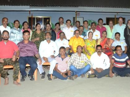 The friends meet again after 41 years to strengthen the bonds of friendship in kalyan | ये दोस्ती... मैत्रीचे धागे घट्ट करण्यासाठी ते मित्र ४१ वर्षानंतर पुन्हा भेटले