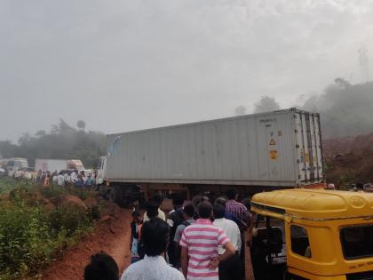 Parashuram Ghat jammed for an hour and a half, a large queue of vehicles stuck in the container | परशुराम घाट दीड तास ठप्प, कंटेनर अडकल्याने वाहनांची मोठी रांग