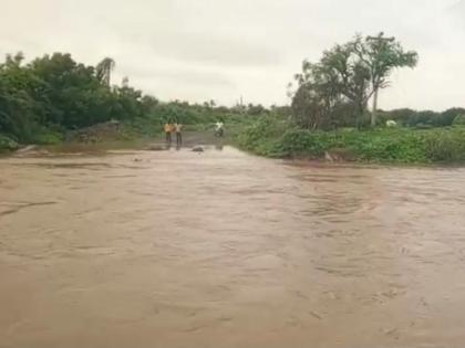 Heavy rain in Solapur early morning; Kasegaon lost contact, all dams overflowed | सोलापुरात पहाटे जोरदार पाऊस; कासेगांवचा संपर्क तुटला, सर्वच धरणे ओव्हरफ्लो