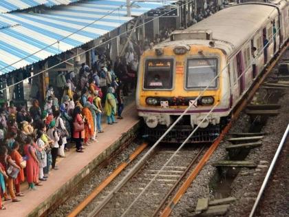 Local train rocked by bomb rumor; The entire train was emptied at Vasai station | बॉम्बच्या अफवेने हादरली मुंबई लोकल; वसई स्टेशनवर संपूर्ण ट्रेन केली रिकामी