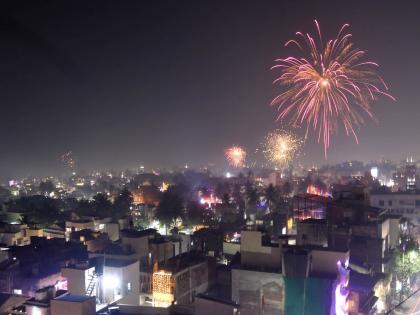 Illumination of Laksh-Laksh lamps in Kolhapur, the delightful invention of firecrackers | कोल्हापूरात लक्ष-लक्ष दिव्यांची रोषणाई, फटाक्यांच्या आतषबाजीने आसमंत प्रकाशमान