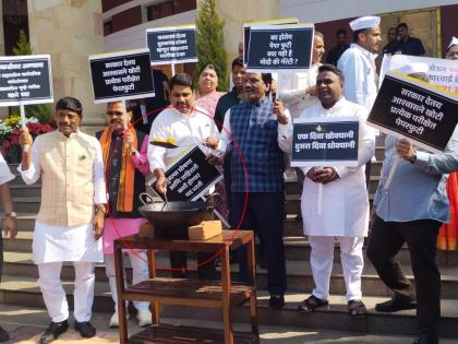 Mockery of the unemployed, what lights on?; Protesters frying pakodas in Vidhan Bhavan area by MLA's | बेरोजगारांची थट्टा, काय दिवे लावले?; पकोडे तळत विरोधकांचे विधानभवन परिसरात आंदोलन