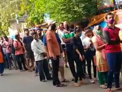 A large crowd of citizens reached Shivaji Chowk for vaccination in kalyan | लसीकरणासाठी नागरिकांची मोठी गर्दी, शिवाजी चौकापर्यंत पोहोचली रांग