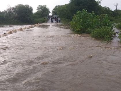 Damage to agricultural crops; Rain water from the bridge over the river, traffic stopped | शेती पिकांचे नुकसान; नदीवरील पुलावरून पावसाचे पाणी, वाहतूक ठप्प