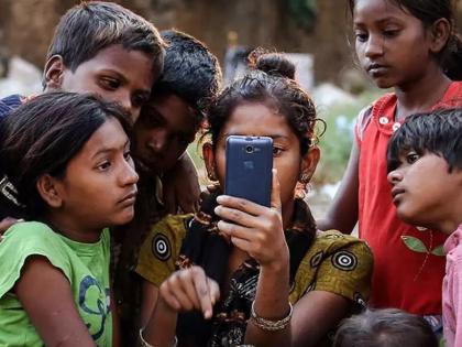 Because of mobile, it is difficult for children to write even 30 words | मोबाइलमुळे मुलांना 30 शब्दही लिहिणे कठीण; पालकांना लागली चिंता