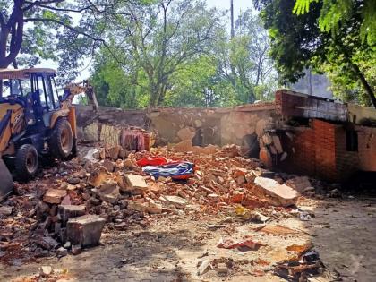 Finally, the old building of Ambernath Police Station was demolished by the Municipal Corporation | अखेर महापालिकेचा बुलडोझर आला; अंबरनाथ पोलीस स्टेशनची जुनी इमारत तोडली