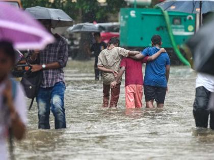 Rain crisis of Mumbaikars; A house reached through flooded water | मुंबईकरांची पाऊसकोंडी; तुंबलेल्या पाण्यातून गाठले घर