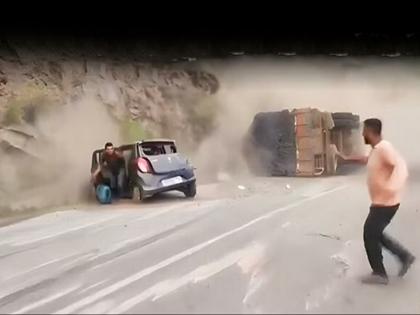 The speeding truck overturned the car, the bike rider was also hit, both died on the spot in shimala himachal pradesh | वेगात आलेल्या ट्रकने कारला उडवले, दुचाकीस्वारालाही फरफटले; दोघांचा जागीच मृत्यू