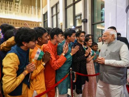 PM Narendra Modi's welcome in Dubai; Announcements of Bharat Mata Ki Jai | दुबईत पंतप्रधान मोदींचं जल्लोषात स्वागत; 'भारत माता की जय'च्या घोषणा