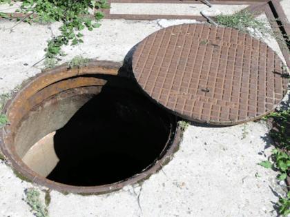 Two die after falling into manhole of underground sewers in Govandi | मुंबईत भूमिगत गटारांच्या मॅनहोलमध्ये पडून दोघांचा मृत्यू